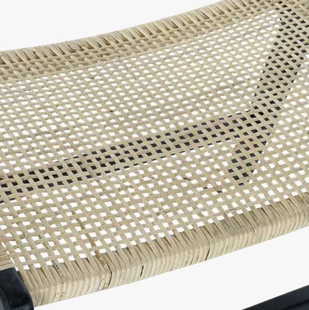 Banco Preto de Madeira e Rattan