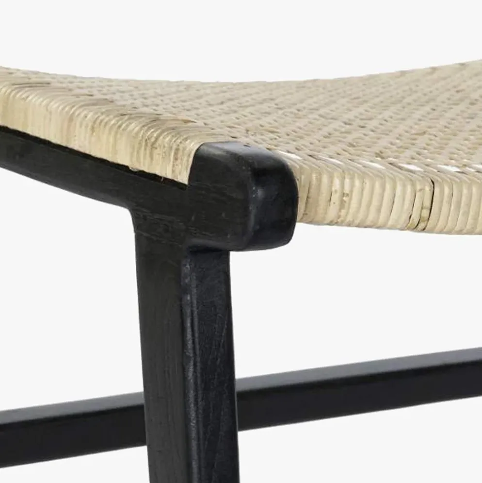 Banco Preto de Madeira e Rattan