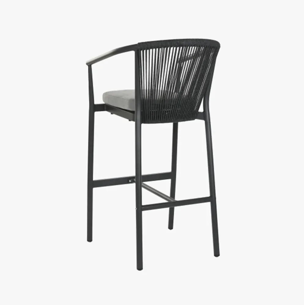 Cadeira Alta de Metal e Rattan Preta