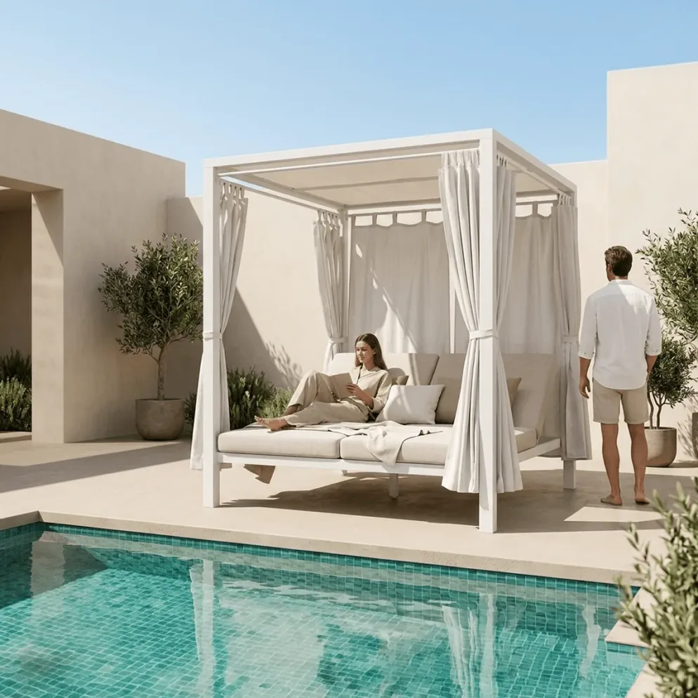 Cama lounge de exterior com cortinas