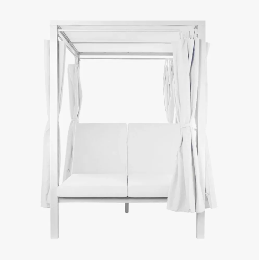 Cama lounge de exterior com cortinas