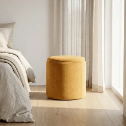 Pouf Mostarda de Veludo com padrão e arrumação