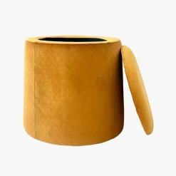 Pouf Mostarda de Veludo com padrão e arrumação