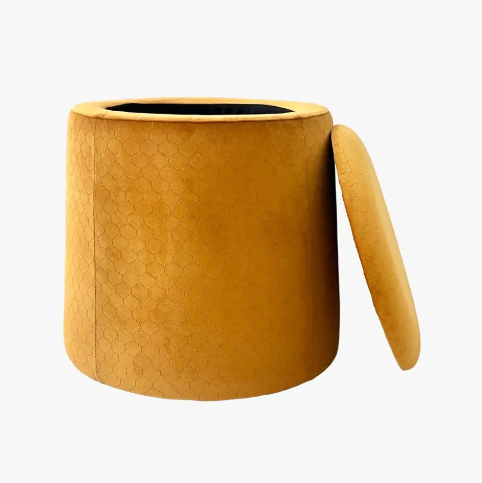 Pouf Mostarda de Veludo com padrão e arrumação