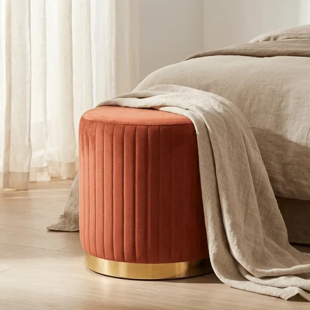 Pouf Tijolo de Veludo com riscas em dourado