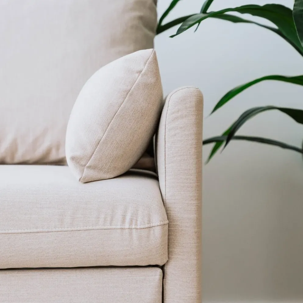 Sofá cama com chaise longue reversível, arrumação e almofadas decorativas