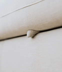 Sofá cama com chaise longue reversível, arrumação e almofadas decorativas