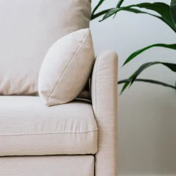 Sofá cama com chaise longue reversível, arrumação e almofadas decorativas