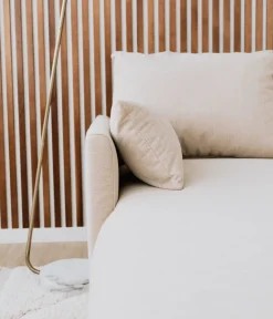 Sofá cama com chaise longue reversível, arrumação e almofadas decorativas