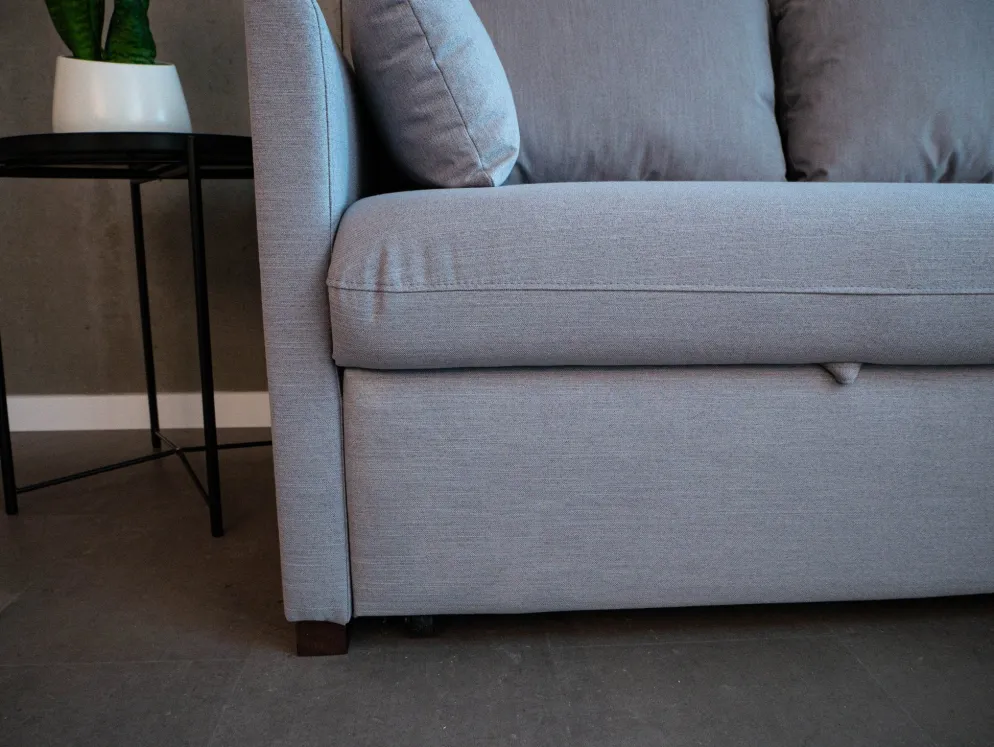 Sofá cama com chaise longue reversível, arrumação e almofadas decorativas