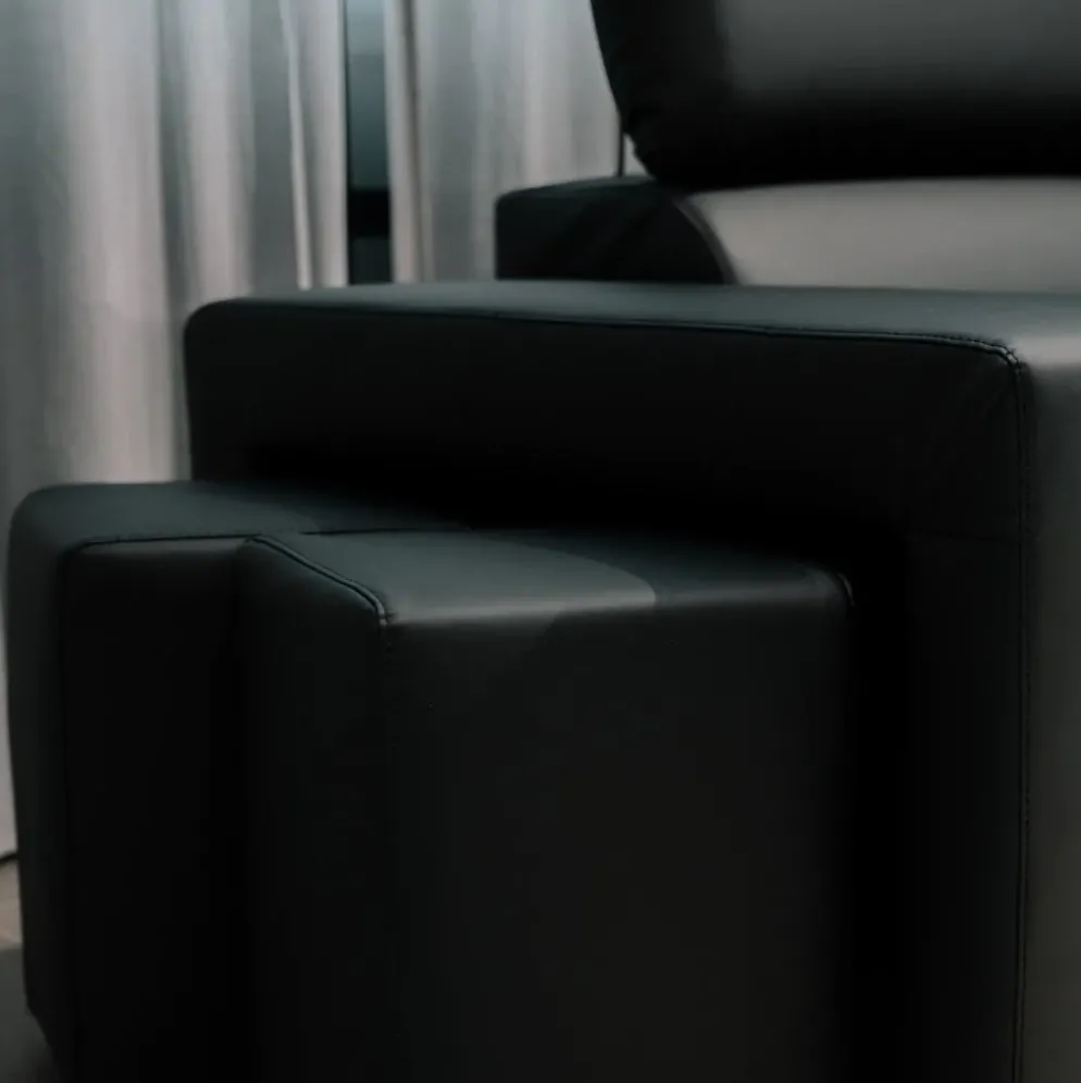 Sofá cama com chaise longue reversível, cabeceiras ajustáveis e dois pufes